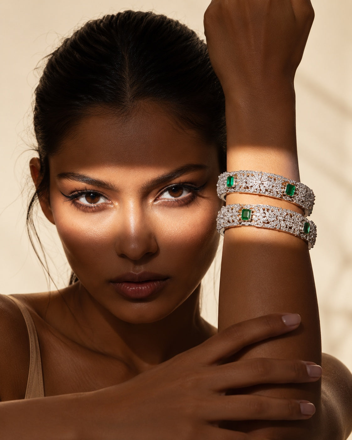 Niska BA26N20025 emerald stone silver plated bangle model image