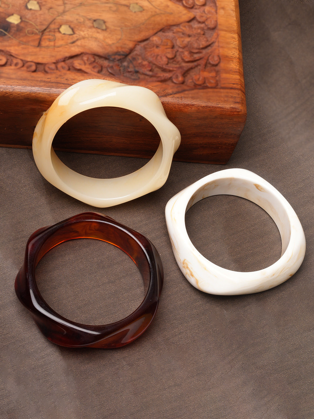 Vintage-Style Resin Bangle Set