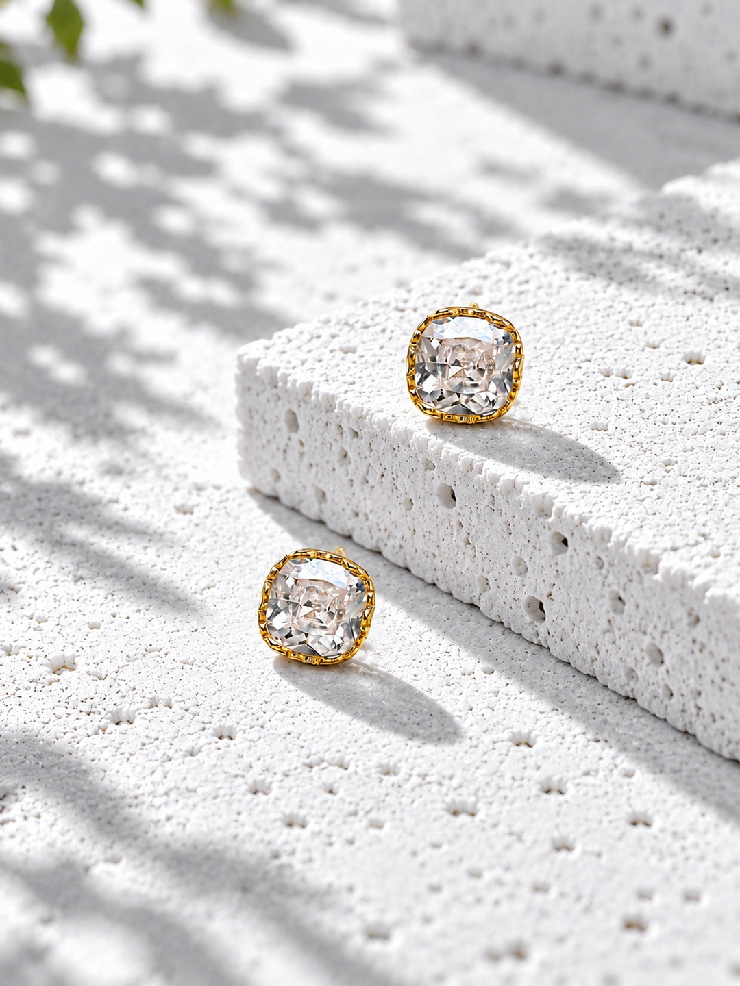 Niska clear Resin cushion square gold-tone stud earrings - view 10