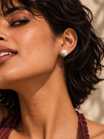 Niska white marble-effect Resin stud earrings – model view