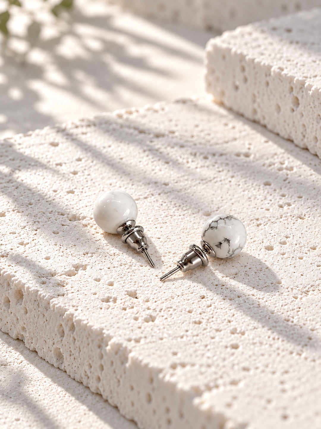 Niska white marble-effect Resin stud earrings – flat product view