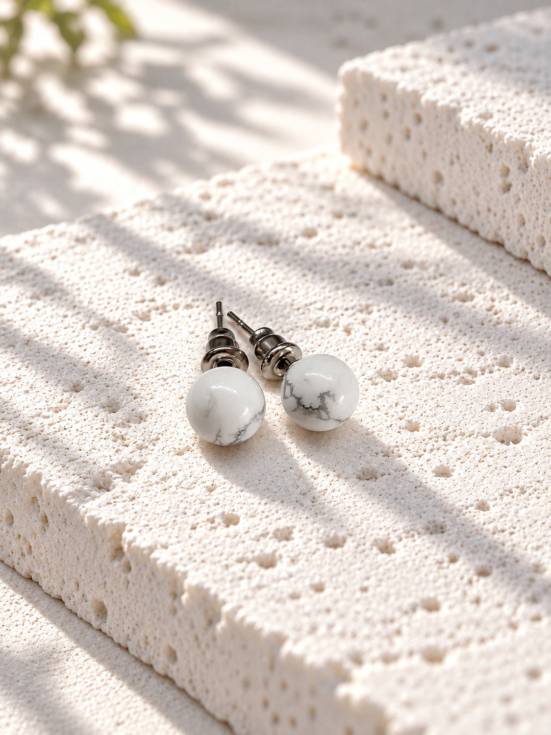 Niska white marble-effect Resin stud earrings – front product view