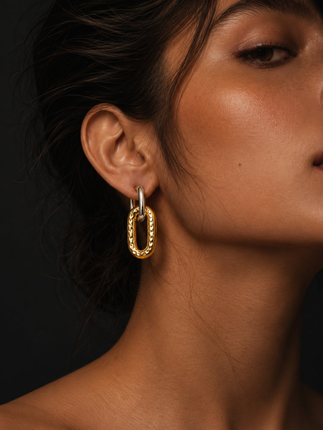 Niska two-tone hammered oval link hoop earrings – model view
