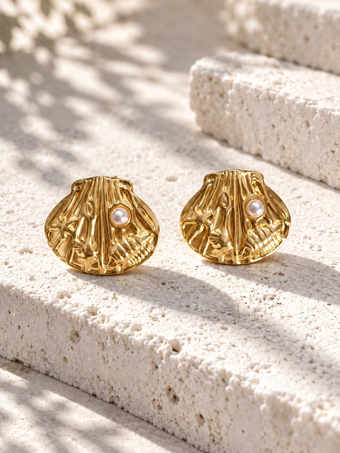 Niska gold-tone shell Resin pearl stud earrings – view 4