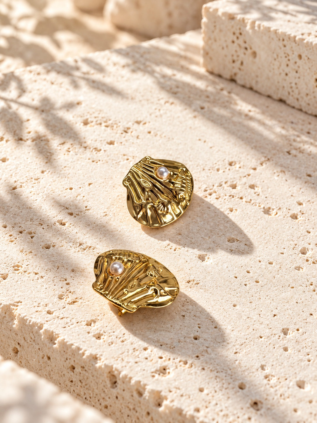Niska gold-tone shell Resin pearl stud earrings – view 5