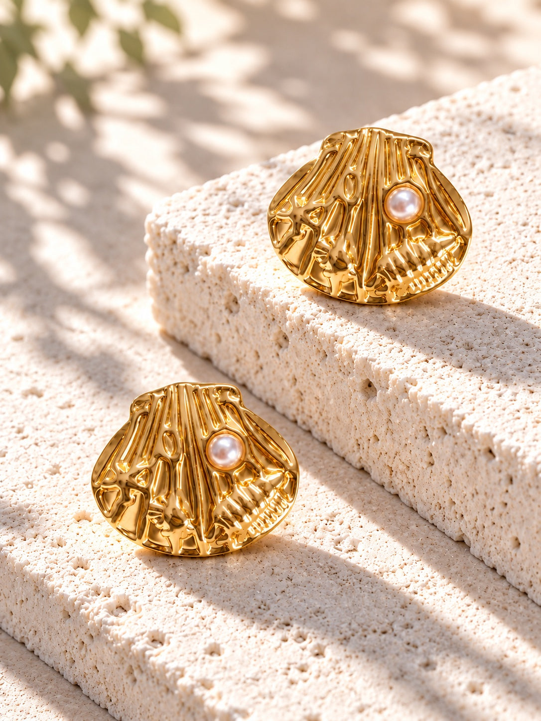 Niska gold-tone shell Resin pearl stud earrings – view 7