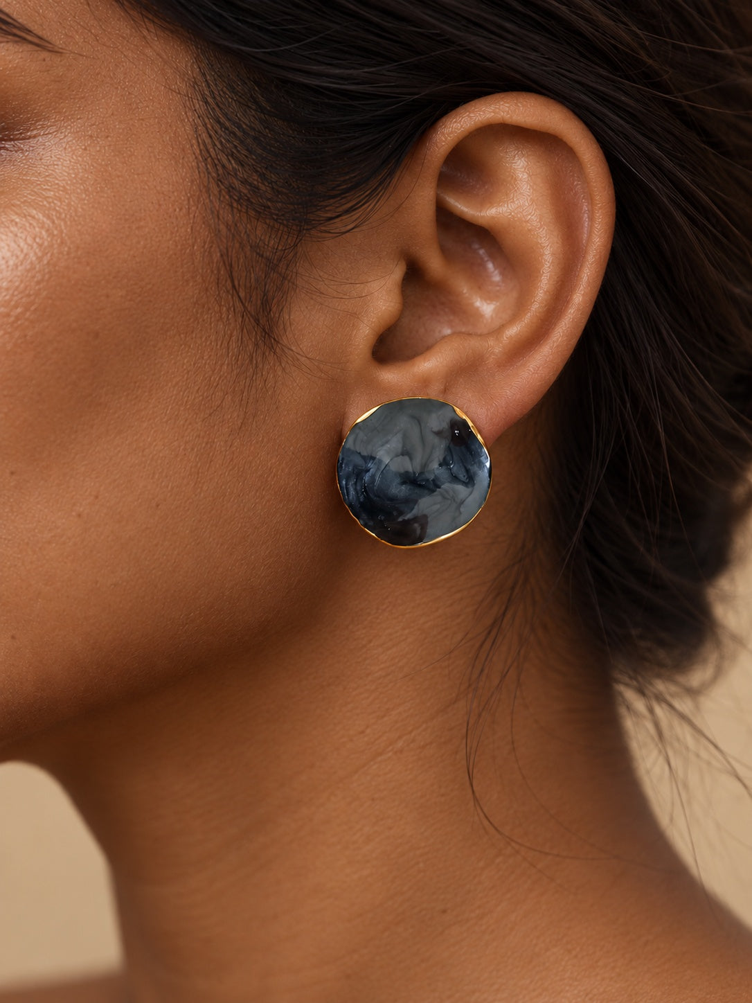 Niska grey marbled Resin stud earring worn by a model