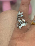 RI26N10211 leaf vine ring worn on hand