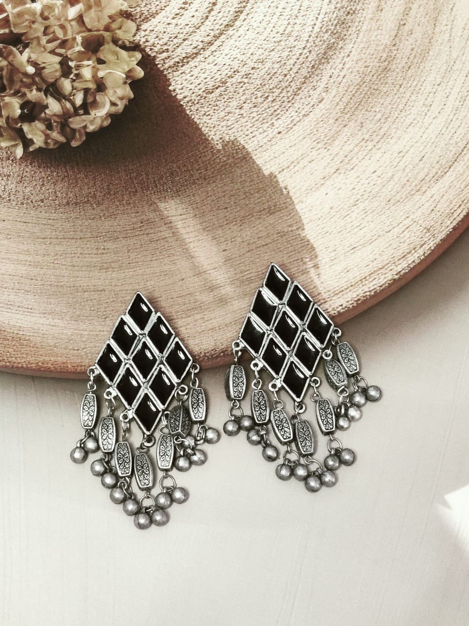 Niska Minimalist Ornate Earring Black