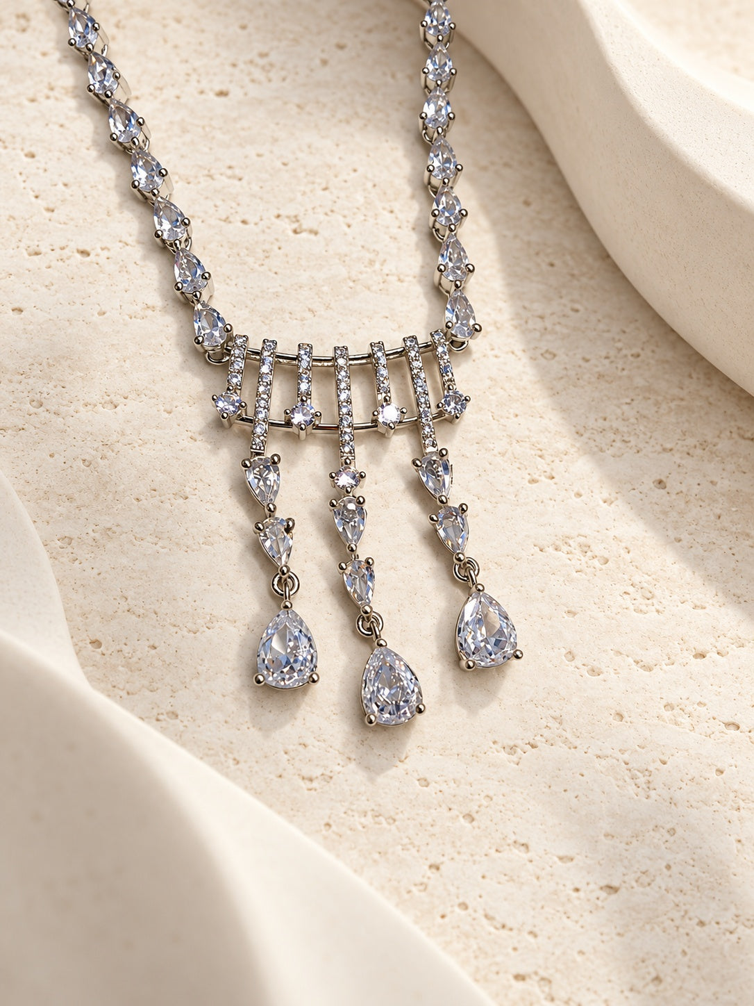 Niska AD stone teardrop necklace set – pendant closeup