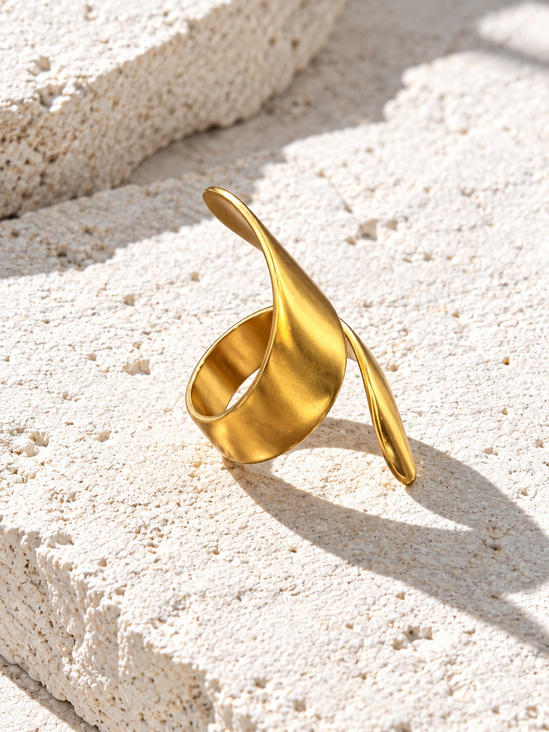 RI26N10165 gold sculptural ring product view