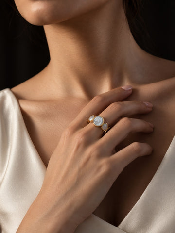 Niska pearlescent disc replica ring RI26N10191 worn on model hand