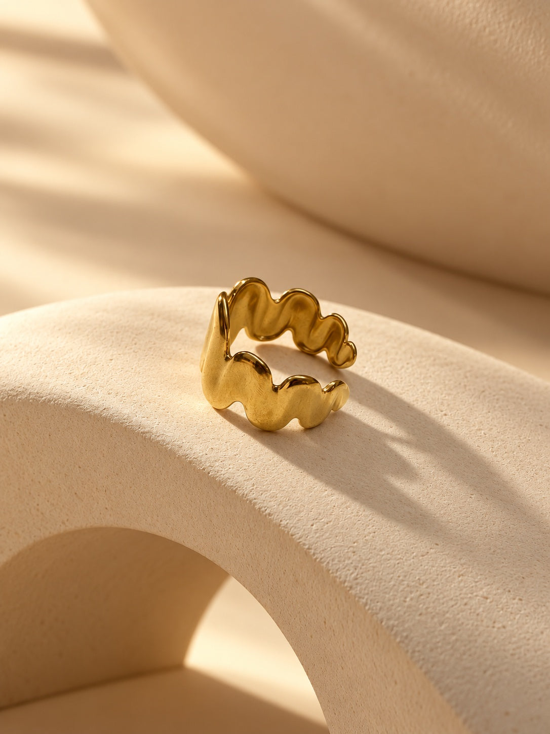 Niska gold tone wave ring – product and model view