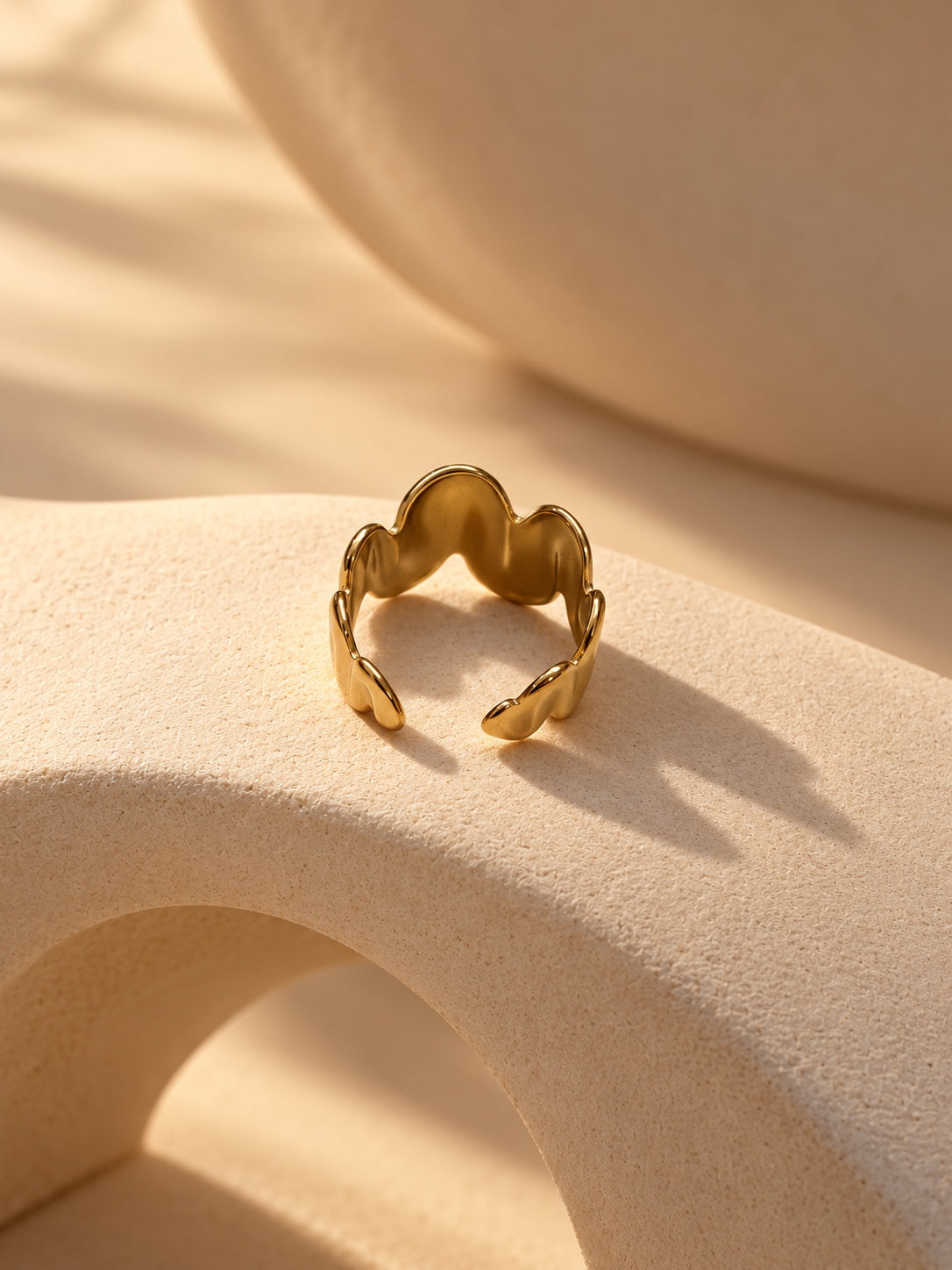 Niska gold tone wave ring – product and model view