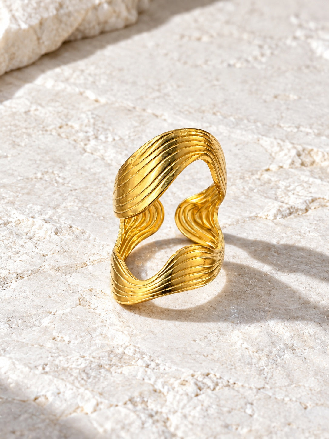 RI26N10205 model image wearing gold ring