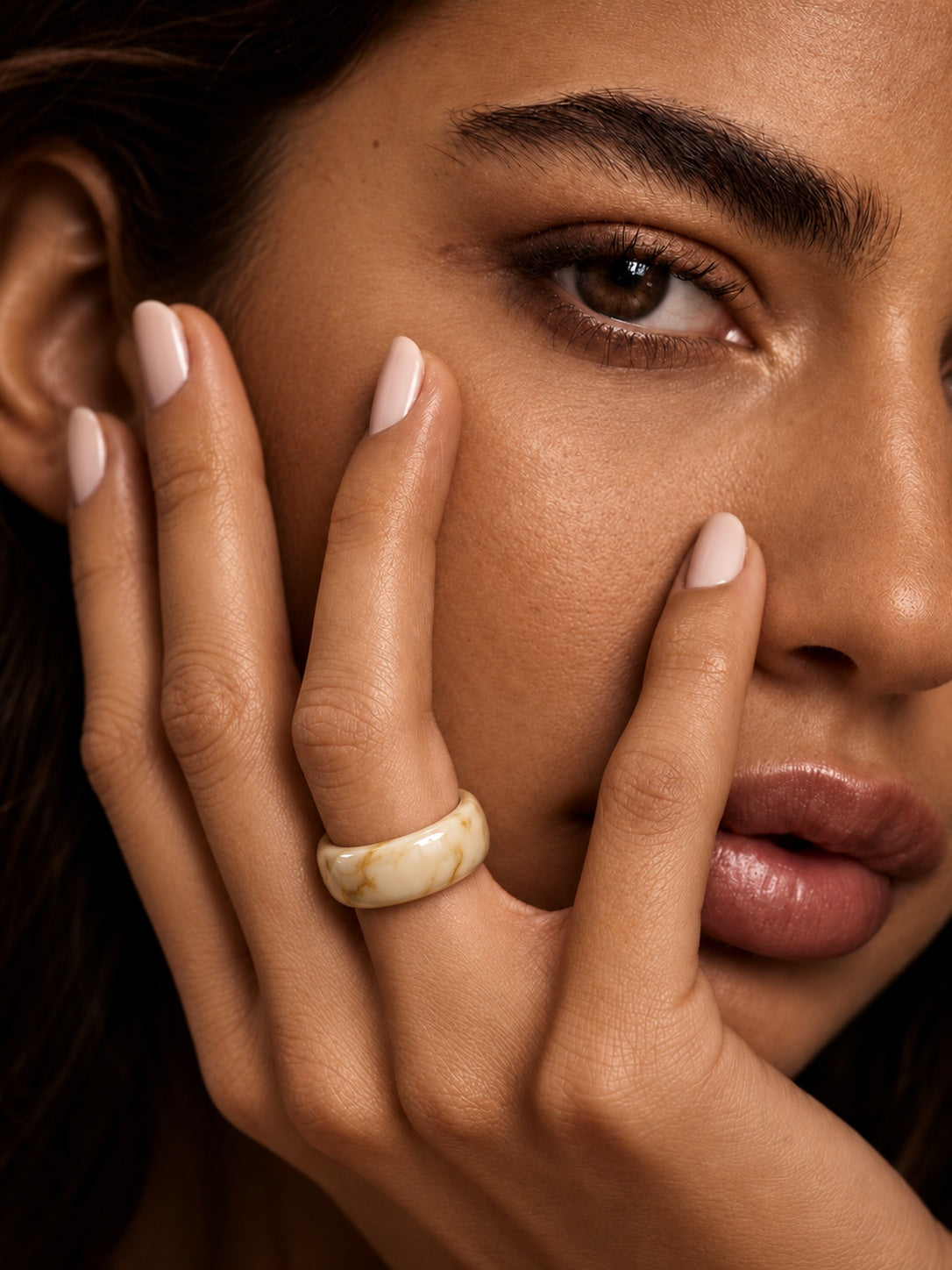 Model wearing Niska marbled cream ring