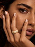 Model wearing Niska marbled cream ring