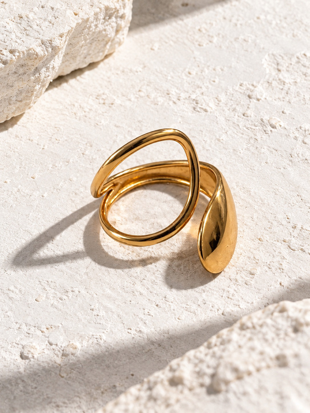Model wearing RI26N10455 gold open ring