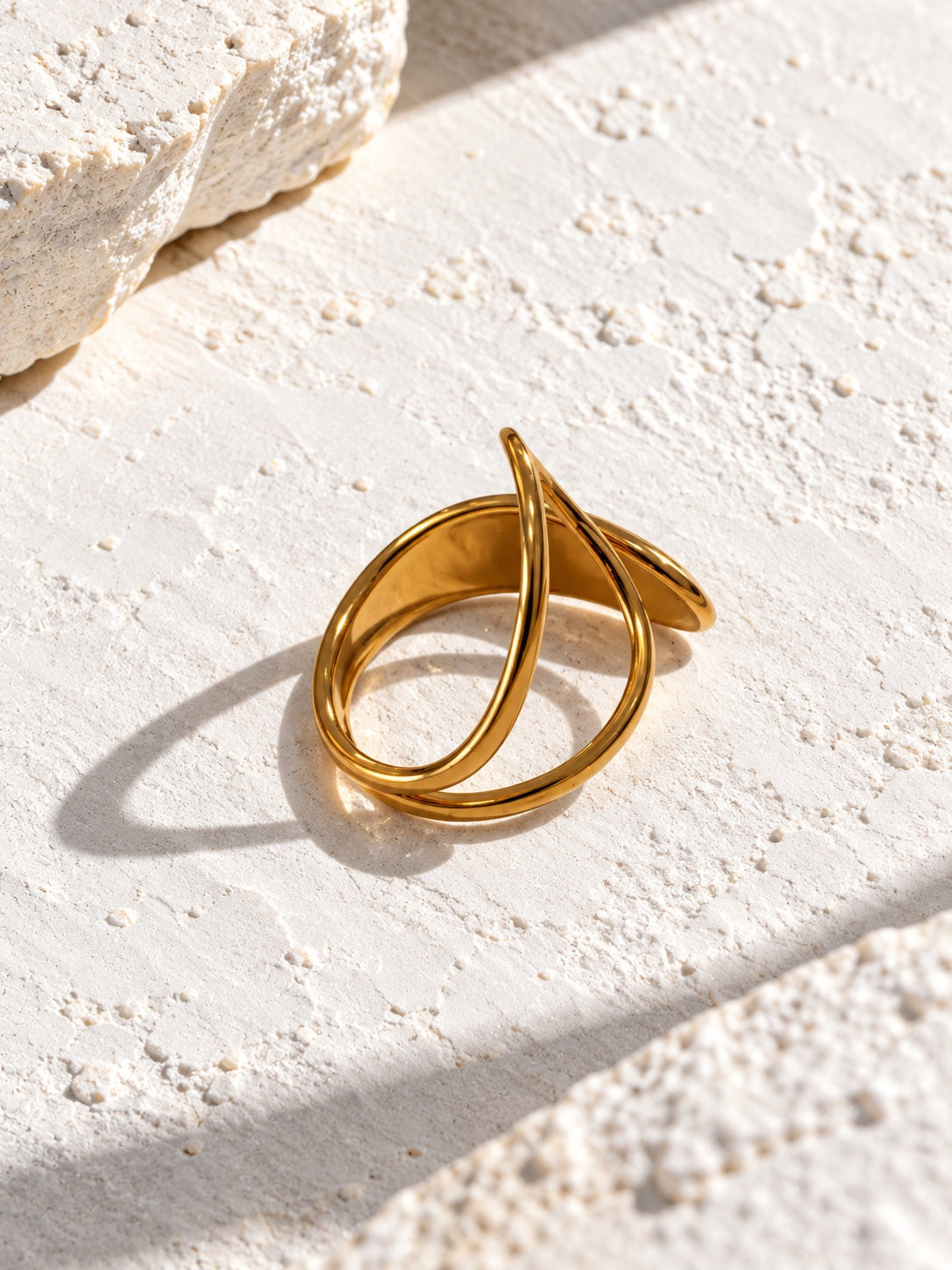 RI26N10455 gold open ring detail view