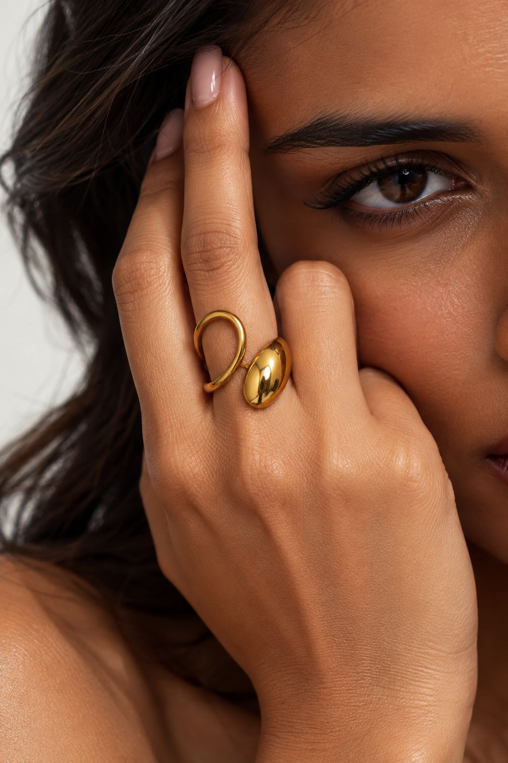 Model wearing RI26N10455 gold open ring