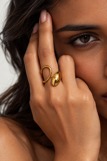 Model wearing RI26N10455 gold open ring