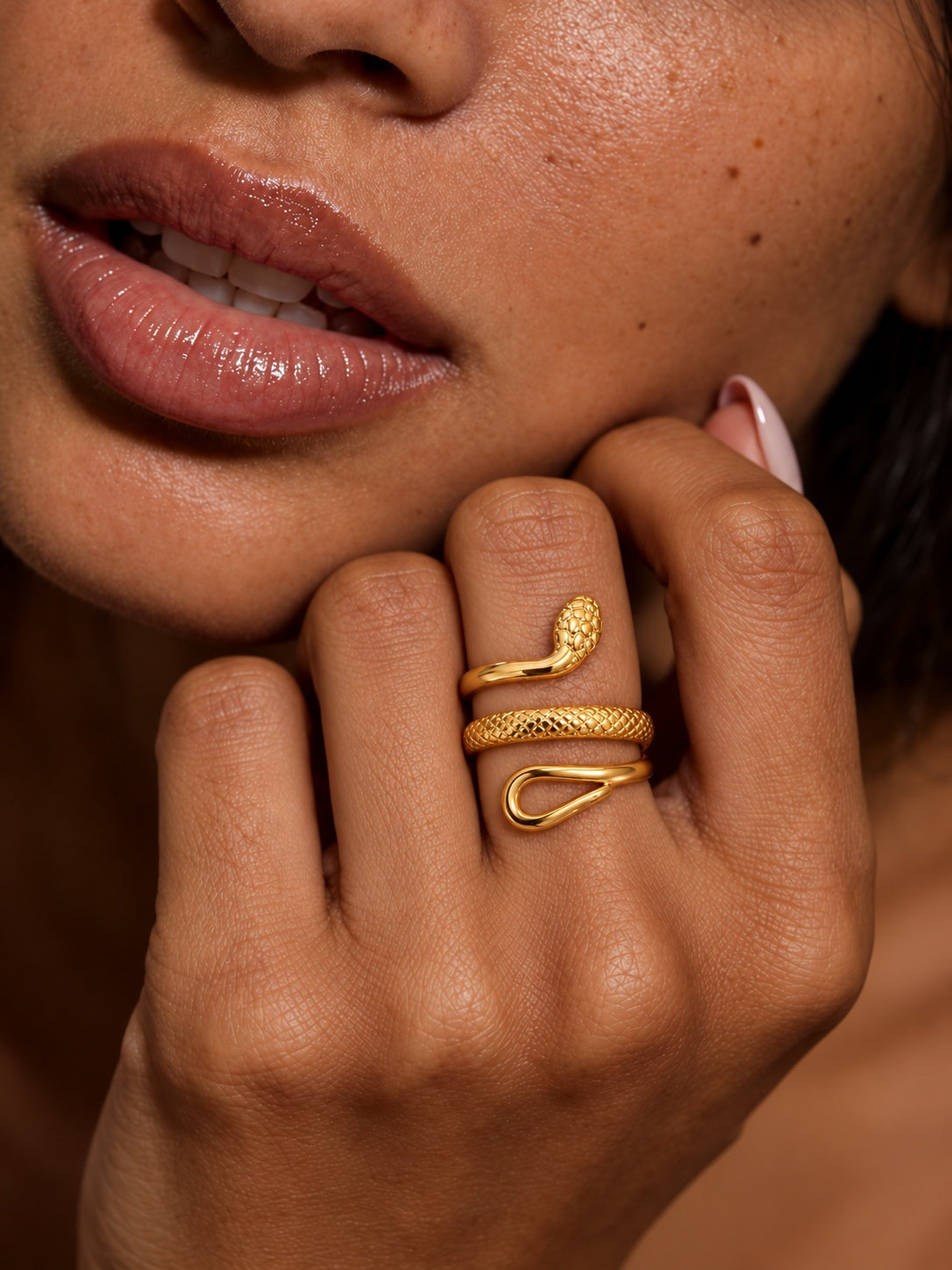 Niska snake spiral replica ring worn on the middle finger – RI26N10463