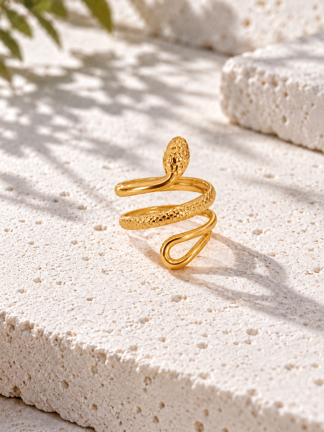 Niska snake spiral replica ring worn on the middle finger – RI26N10463