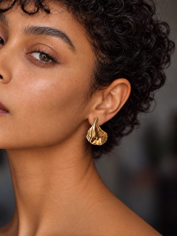 Niska gold-tone fan earrings ER26N20089 model close-up